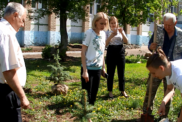 В оренбургской школе №23 заложили Аллею героев